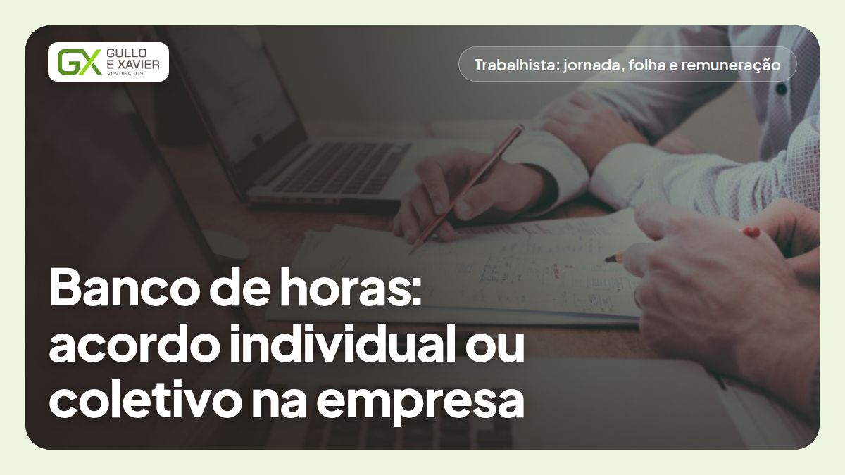 Equipe de uma empresa reunida em escritório, conversando sobre jornada e escala de trabalho, com o título do artigo sobre banco de horas por cima.