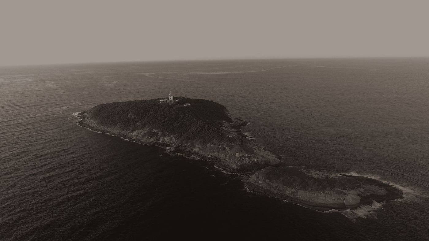 O farol da Ilha Rasa, na entrada da Baía de Guanabara, visto do alto