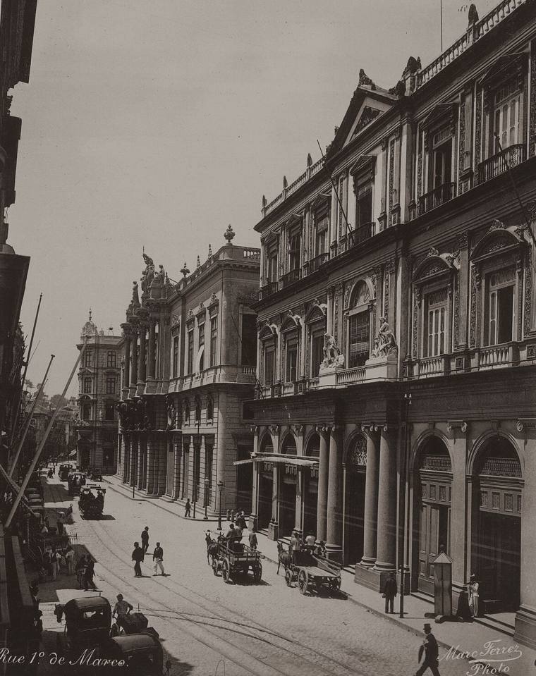 Rua Primeiro de Março, no Centro do Rio, fotografada por Marc Ferrez no fim do século XIX